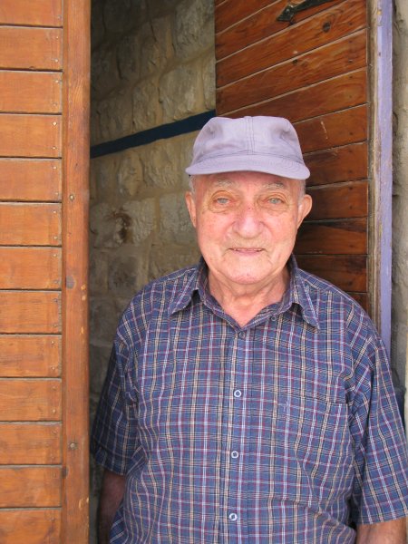 Der 89-jährige Eli Zvieli hat den Holocaust überlebt. Mitbürger in der israelischen Stadt Safed schicken ihm anonyme Drohungen, weil er an arabische Studenten vermietet. Doch Zvieli will sich nicht einschüchtern lassen. Der 89-jährige Eli Zvieli hat den Holocaust überlebt. Mitbürger in der israelischen Stadt Safed schicken ihm anonyme Drohungen, weil er an arabische Studenten vermietet. Doch Zvieli will sich nicht einschüchtern lassen.