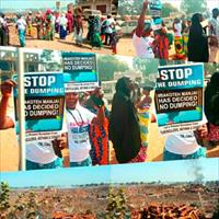Protesters calling for a stop to dumping refuse at the Bakoteh dumpsite, Gambia, Westafrika. Protesters calling for a stop to dumping refuse at the Bakoteh dumpsite, Gambia, Westafrika.