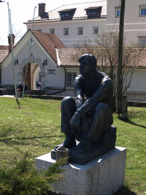 Vor Schloss Katzenstein in Begunje