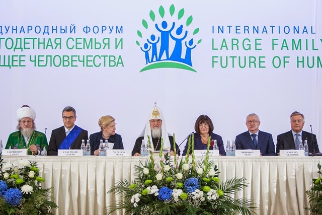 Präsidium des WCF VIII (von links nach rechts): Russlands Großmufi Talgat Tadschuddin, Aymeric Chauprade, Elena Mizulina, der Führer der Russisch-Orthodoxen Kirche, Wladimir Gundjajew (Patriarch Kirill I.), Natalia Jakunina, Oleg Morosow und Wladimir Jaku Präsidium des WCF VIII (von links nach rechts): Russlands Großmufi Talgat Tadschuddin, Aymeric Chauprade, Elena Mizulina, der Führer der Russisch-Orthodoxen Kirche, Wladimir Gundjajew (Patriarch Kirill I.), Natalia Jakunina, Oleg Morosow und Wladimir Jaku