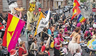 "Im Zeichen von Onkel Dagobert: Der Protest ist bunt"
(Foto: Kien Hoang Le)
