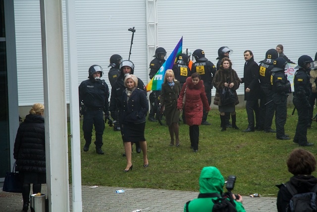 Die russische Delegation muss sich in Pelzen und High Heels den Zugang über die Wiese erkämpfen. Elena Misulina (ganz links, von hinten zu sehen) und Olga Batalina (Mitte, mit blonder Helmfrisur) sowie Natalia Narotchnitskaya (hinten im Pelz). Die russische Delegation muss sich in Pelzen und High Heels den Zugang über die Wiese erkämpfen. Elena Misulina (ganz links, von hinten zu sehen) und Olga Batalina (Mitte, mit blonder Helmfrisur) sowie Natalia Narotchnitskaya (hinten im Pelz).