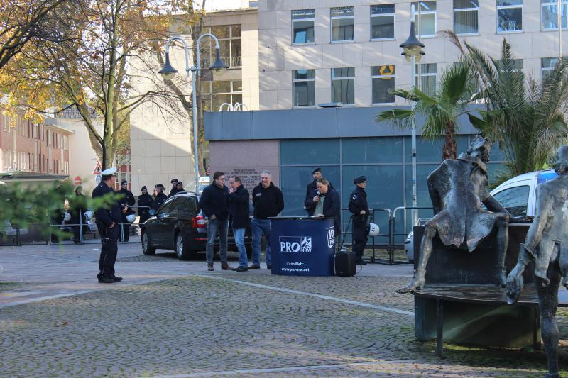 Rassisten bitte nicht füttern - Antifa Demo in Bochum 31.10.2015