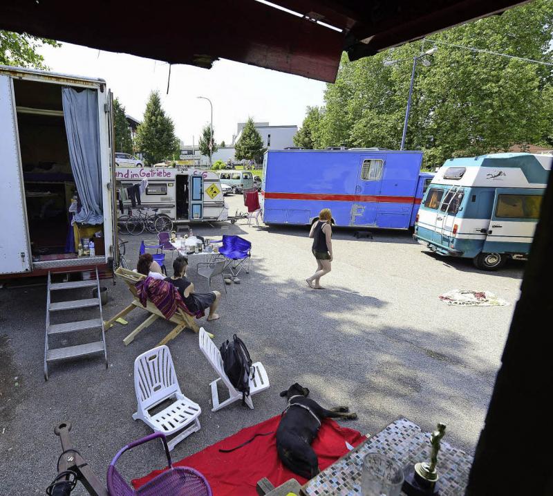 Die Gruppe „Sand im Getriebe“ besetzen seit Montag gut zehn Stellplätze. Sie will gern länger auf dem lauschigen Parkplatz zwischen dem Bahnhof und der Pädagogischen Hochschule in Littenweiler bleiben. Die Gruppe „Sand im Getriebe“ besetzen seit Montag gut zehn Stellplätze. Sie will gern länger auf dem lauschigen Parkplatz zwischen dem Bahnhof und der Pädagogischen Hochschule in Littenweiler bleiben.
