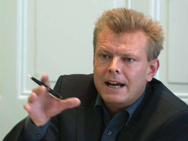 Sicherheitsdirektor Reto Nause beschuldigt die Berner Reitschule, am Saubannerzug vom vergangenen Wochenende beteiligt gewesen zu sein. «Für die Veranstaltung wurde im Vorfeld auch in der Reitschule mobilisiert», sagte er. Sicherheitsdirektor Reto Nause beschuldigt die Berner Reitschule, am Saubannerzug vom vergangenen Wochenende beteiligt gewesen zu sein. «Für die Veranstaltung wurde im Vorfeld auch in der Reitschule mobilisiert», sagte er.