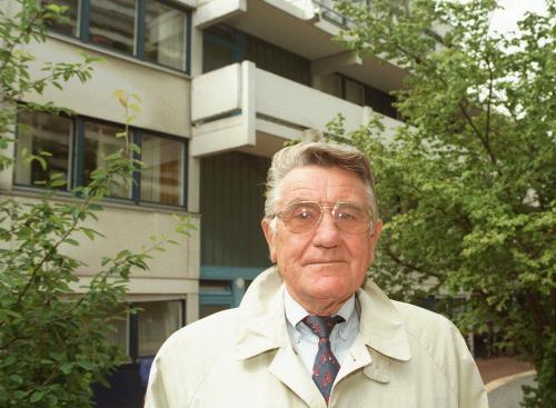 Die Gewalt mit Gewalt beenden: Einsatzleiter der Münchner Polizei während der Krawalle war Manfred Schreiber. Nachdem seine Einheiten auch nach Tagen die Situation noch nicht unter Kontrolle gebracht hatten, gab er die Anweisung "Gummiknüppel frei!" aus Die Gewalt mit Gewalt beenden: Einsatzleiter der Münchner Polizei während der Krawalle war Manfred Schreiber. Nachdem seine Einheiten auch nach Tagen die Situation noch nicht unter Kontrolle gebracht hatten, gab er die Anweisung "Gummiknüppel frei!" aus