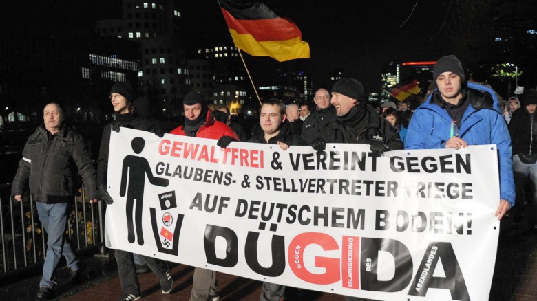 Der Mann in blauer Jacke rechts am Banner ("Markus") hielt die Begrüßungrede.Foto: dpa