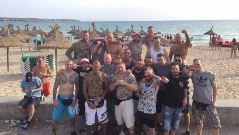Dennis Kiebitz (2. vordere Reihe, 3. Person von links - Kiebitz steht rechts neben der Person mit der schwarz-weiss-roten Fischermütze) und weitere »Hammerskins« am Strand in Mallorca. Einige aus der Gruppe zeigen den "Hitlergruß". Foto: facebook.com Dennis Kiebitz (2. vordere Reihe, 3. Person von links - Kiebitz steht rechts neben der Person mit der schwarz-weiss-roten Fischermütze) und weitere »Hammerskins« am Strand in Mallorca. Einige aus der Gruppe zeigen den "Hitlergruß". Foto: facebook.com