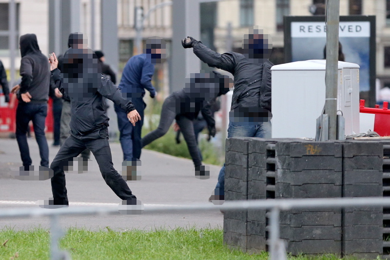  Linksradikale schmeißen Steine auf Polizei und rechte Demonstrationsteilnehmer.  / Verpixlung: Indymedia