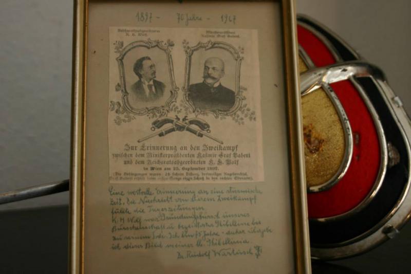 Ein Foto von der Seite der Ghibellinia, welches daran erinnert, dass das Gründungsmitglied der Ghibellinia, Karl Hermann Wolf, bei einem Pistolenduell Badeni (5) “besiegt” hat. Distanzierung? — Fehlanzeige: Ein Foto von der Seite der Ghibellinia, welches daran erinnert, dass das Gründungsmitglied der Ghibellinia, Karl Hermann Wolf, bei einem Pistolenduell Badeni (5) “besiegt” hat. Distanzierung? — Fehlanzeige: