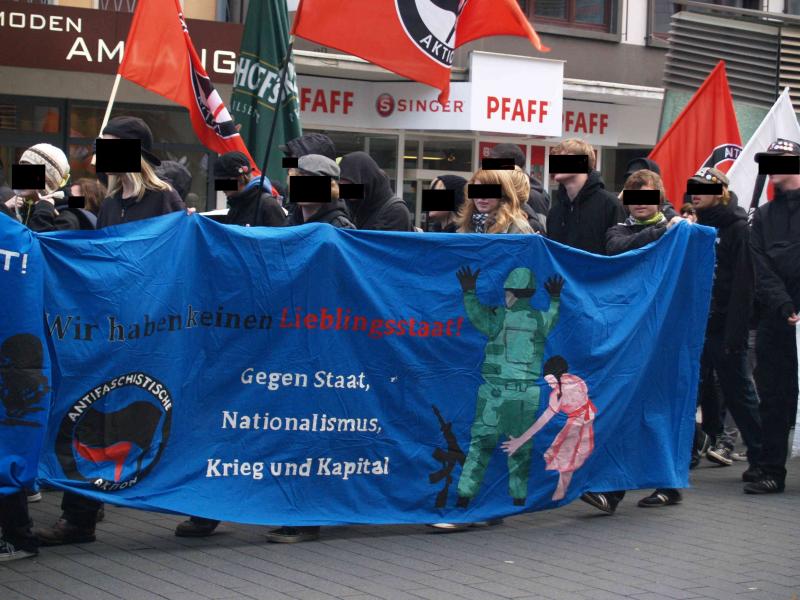 Antinationales Transparent der AJB