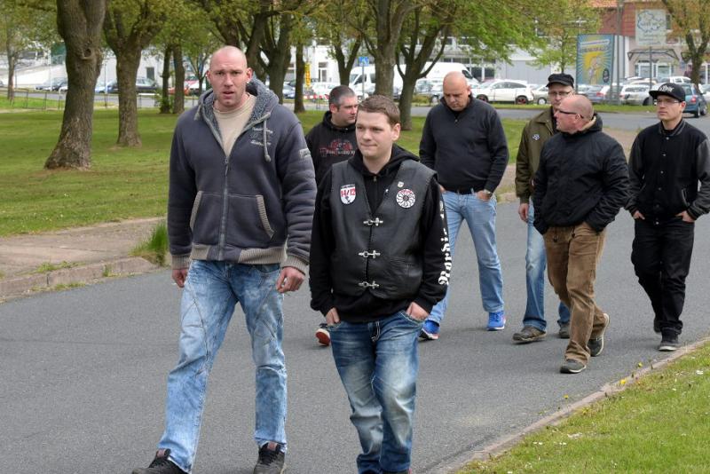 Drei Uckermärker: vorne links Sebastian Fink aus Prenzlau/Brandenburg. Dahinter ganz links außen Marcel "Obi" Urban aus Prenzlau/Brandenburg. Daneben Thomas Haberland, NPD-Vorsitzender Kreisverband Uckermark aus Joachimsthal/Brandenburg. Drei Uckermärker: vorne links Sebastian Fink aus Prenzlau/Brandenburg. Dahinter ganz links außen Marcel "Obi" Urban aus Prenzlau/Brandenburg. Daneben Thomas Haberland, NPD-Vorsitzender Kreisverband Uckermark aus Joachimsthal/Brandenburg.