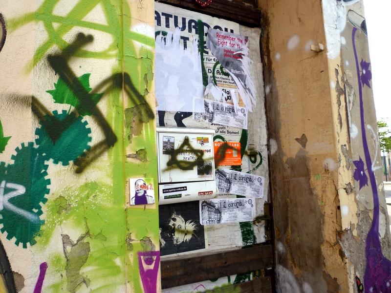 Hakenkreuz und Davidstern im Eingangsbereich des L!Z.