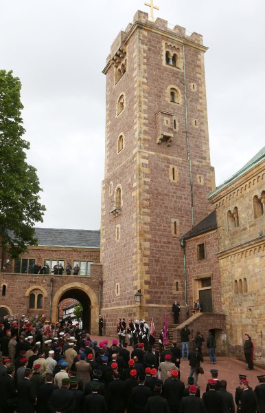 Auf der Wartburg: Hier versammelten sich im Jahr 1817 Studenten, um ihren politischen Forderungen Nachdruck zu verleihen. In dieser Tradition sehen sich die Burschenschafter - den Ton in ihrem Verband geben aber rechtsextreme und völkische Ideologen an. Auf der Wartburg: Hier versammelten sich im Jahr 1817 Studenten, um ihren politischen Forderungen Nachdruck zu verleihen. In dieser Tradition sehen sich die Burschenschafter - den Ton in ihrem Verband geben aber rechtsextreme und völkische Ideologen an.