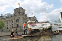 Floß vor dem Reichstag