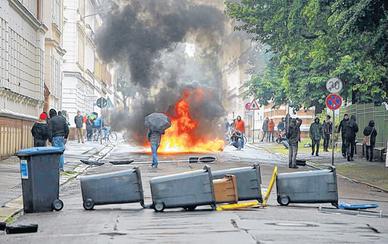 Mülltonnen als Barrikaden, die zum Teil angezündet wurden, sollten den Demonstrationszug der NPD stoppen. Die Polizei räumte jedoch alle Hindernisse aus dem Weg, ging auch bei einer Sitzblockade an der Uhlandstraße nicht zimperlich vor. Fotos: Dirk Knofe Mülltonnen als Barrikaden, die zum Teil angezündet wurden, sollten den Demonstrationszug der NPD stoppen. Die Polizei räumte jedoch alle Hindernisse aus dem Weg, ging auch bei einer Sitzblockade an der Uhlandstraße nicht zimperlich vor. Fotos: Dirk Knofe