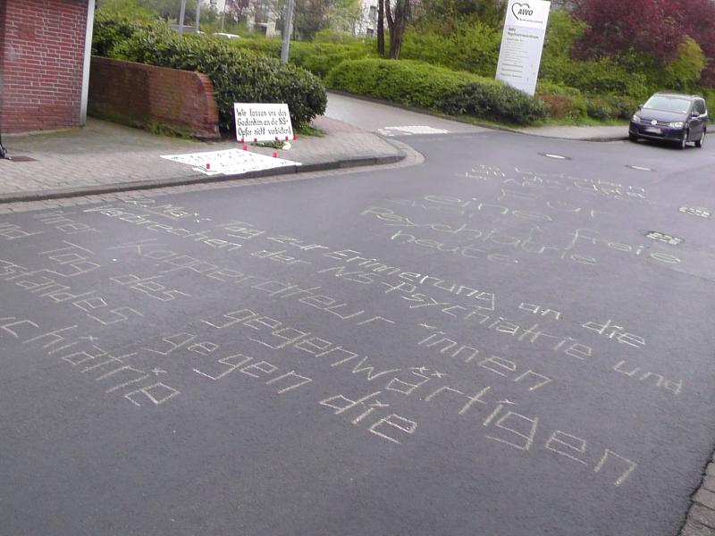 Kreidesprüche: "Für eine zwangfreie Psychiatrie heute" und "2. Mai: Tag der Erinnerung an die Verbrechen der NS-Psychiatrie und ihrer Kooperateur*innen und Tag des gegenwärtigen Widerstandes gegen die Zwangspsychiatrie" Kreidesprüche: "Für eine zwangfreie Psychiatrie heute" und "2. Mai: Tag der Erinnerung an die Verbrechen der NS-Psychiatrie und ihrer Kooperateur*innen und Tag des gegenwärtigen Widerstandes gegen die Zwangspsychiatrie"
