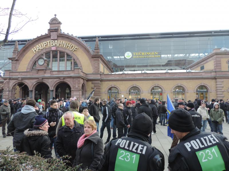 Sascha Wühr bei PEGADA (Patriotische Europäer gegen die Amerikanisierung des Abendlandes) am 24. Januar 2015 in Erfurt.Zu erkennen ist Wühr in der Bildmitte, kurze Haare, Brille, neben Frau mit kurzen roten Haaren. Sascha Wühr bei PEGADA (Patriotische Europäer gegen die Amerikanisierung des Abendlandes) am 24. Januar 2015 in Erfurt.Zu erkennen ist Wühr in der Bildmitte, kurze Haare, Brille, neben Frau mit kurzen roten Haaren.