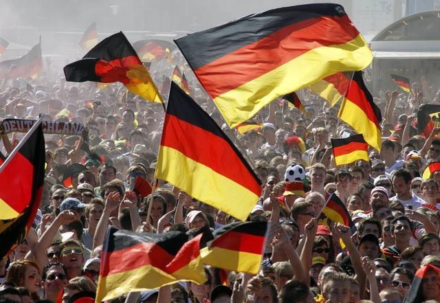 Deutschland feiert Siege, Erfolge und immer sich selbst - Armut und Ausgrenzung hingegen feiert niemand sondern machen betroffen und sind für jeden Nationalisten ein Aufruf zu mehr (nationaler) Solidarität Deutschland feiert Siege, Erfolge und immer sich selbst - Armut und Ausgrenzung hingegen feiert niemand sondern machen betroffen und sind für jeden Nationalisten ein Aufruf zu mehr (nationaler) Solidarität
