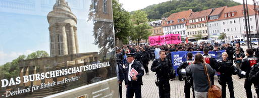 Demonstration gegen den Burschentag in Eisenach am 3. Juni 2012: Zirka 250 vorwiegend linke Jugendliche trafen sich auf dem Eisenacher Markt zu einer Kundgebung gegen den jährlich in Eisenach stattfindenden Burschentag. Demonstration gegen den Burschentag in Eisenach am 3. Juni 2012: Zirka 250 vorwiegend linke Jugendliche trafen sich auf dem Eisenacher Markt zu einer Kundgebung gegen den jährlich in Eisenach stattfindenden Burschentag.