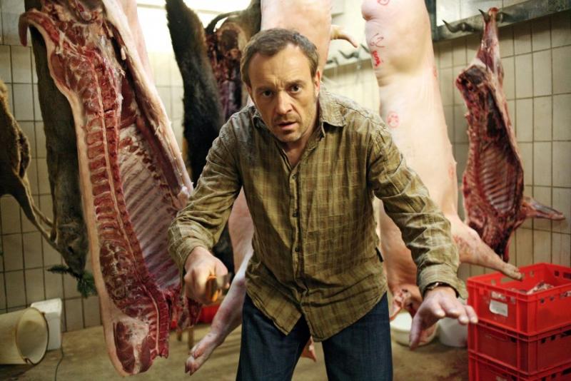 Der österreichische Kaberettist Josef Hader, auch alias Simon Brenner, im Film "Der Knochenmann". Simon Brenner ist der Name des Titelhelden einer Romanreihe von Wolf Haas. Inspirierte der Film das LKA Baden-Württemberg? Der österreichische Kaberettist Josef Hader, auch alias Simon Brenner, im Film "Der Knochenmann". Simon Brenner ist der Name des Titelhelden einer Romanreihe von Wolf Haas. Inspirierte der Film das LKA Baden-Württemberg?