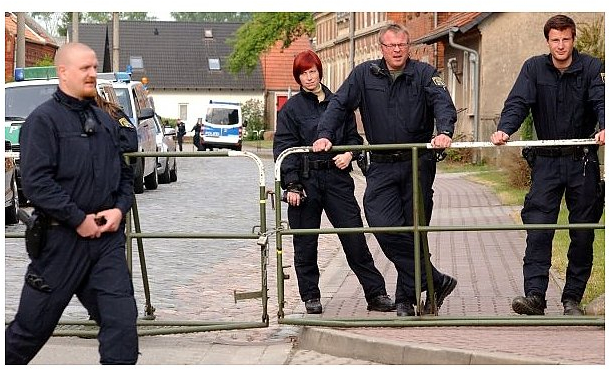 Seit gestern hat die Polizei die Schutzvorkehrungen vor dem Haus der beiden ehemaligen Straftäter in Insel verschärft und "Hamburger Gitter" aufgestellt. Nur noch Anlieger dürfen diesen Abschnitt passieren. | Foto: Susanne Moritz Seit gestern hat die Polizei die Schutzvorkehrungen vor dem Haus der beiden ehemaligen Straftäter in Insel verschärft und "Hamburger Gitter" aufgestellt. Nur noch Anlieger dürfen diesen Abschnitt passieren. | Foto: Susanne Moritz